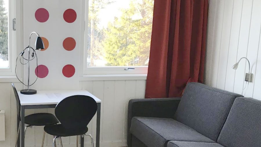 Enkeltrom med sofa – Raulandsakademiet
