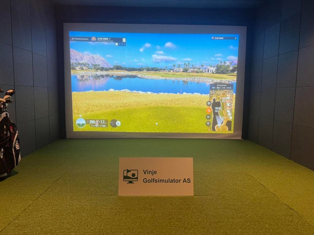 Golftrening med simulator hos Vinje Golfsimulator AS, realistisk landskap p stor skjerm, innendrs.