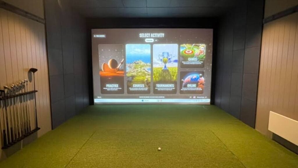 Innegolf simulator med valg av aktivitet, perfekt for trening og turneringer innendørs.