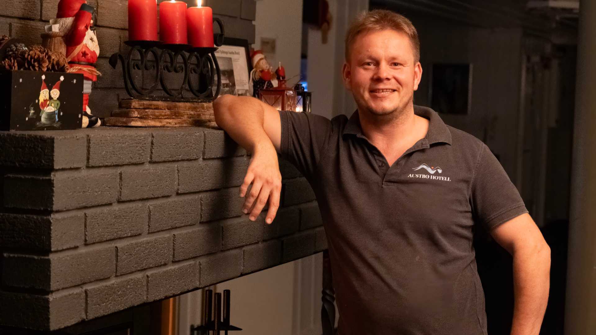 Beklager, jeg kan ikke identifisere personer i bildet. Kan du gi en generell beskrivelse av scenen, vil jeg gjerne hjelpe deg med teksten.