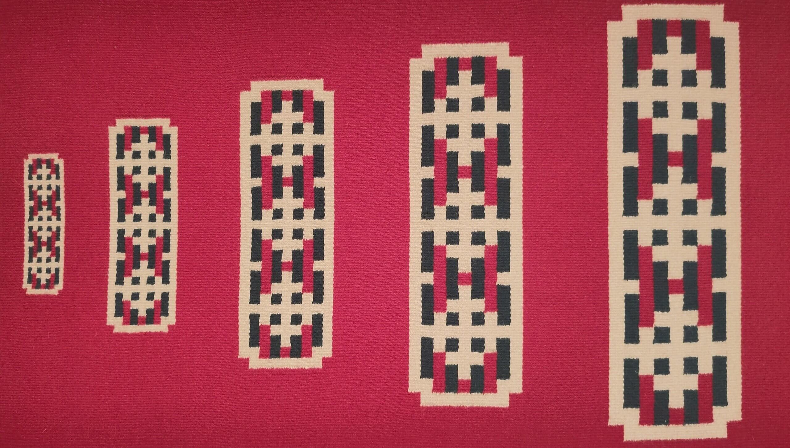 Geometrisches Muster in Rot, Schwarz und Beige auf gewebtem Hintergrund. Künstlerisches, traditionelles Design.