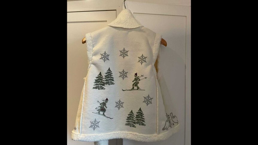 Vinterlig vest med skikjører og snøfnugg, perfekt for kalde dager. Tykk og koselig design for varme og stil.