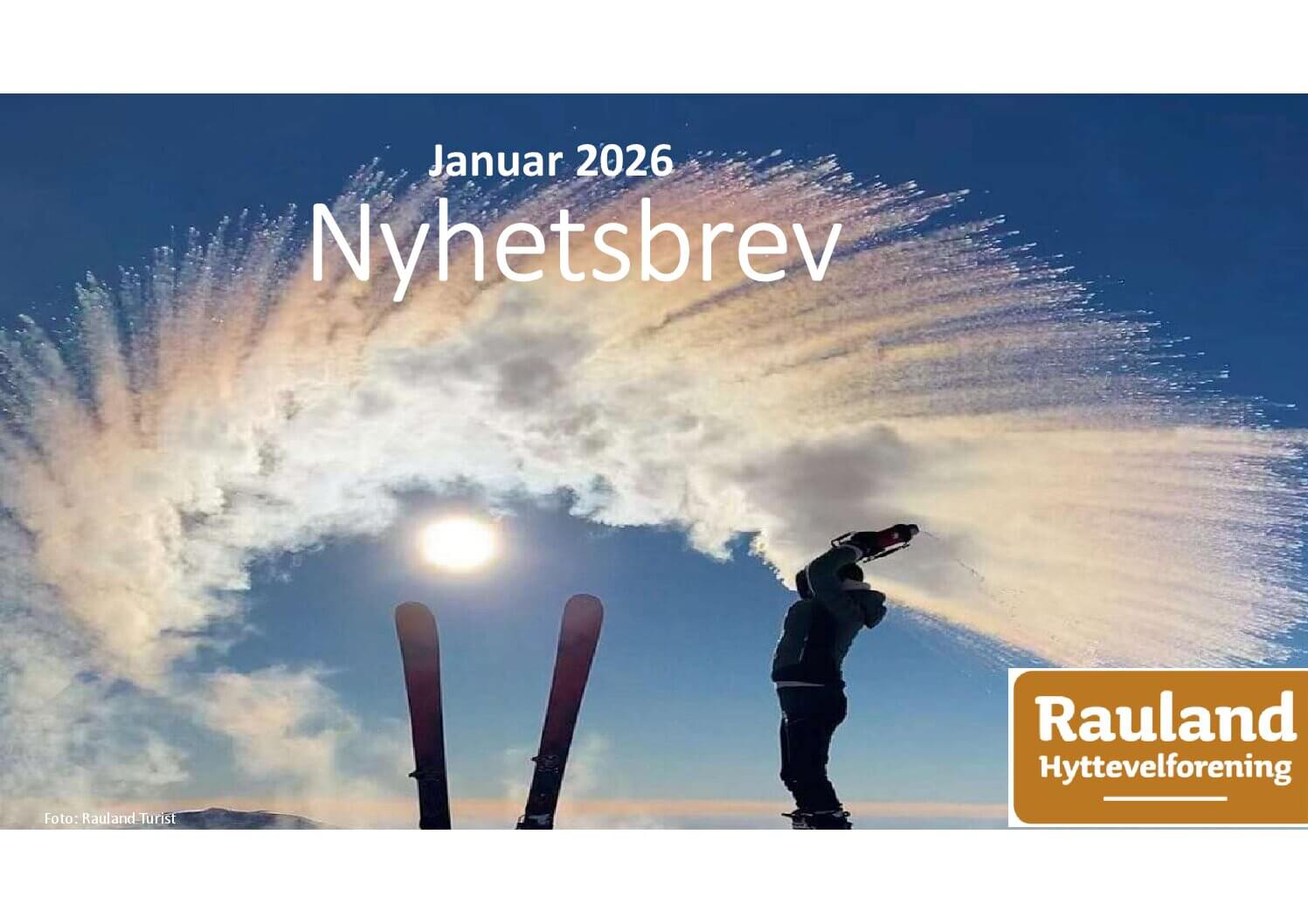 Mann lager snøeffekt i skibakken med sol i bakgrunnen. Tekst: Januar 2026 Nyhetsbrev. Rauland Hytteeierforening.