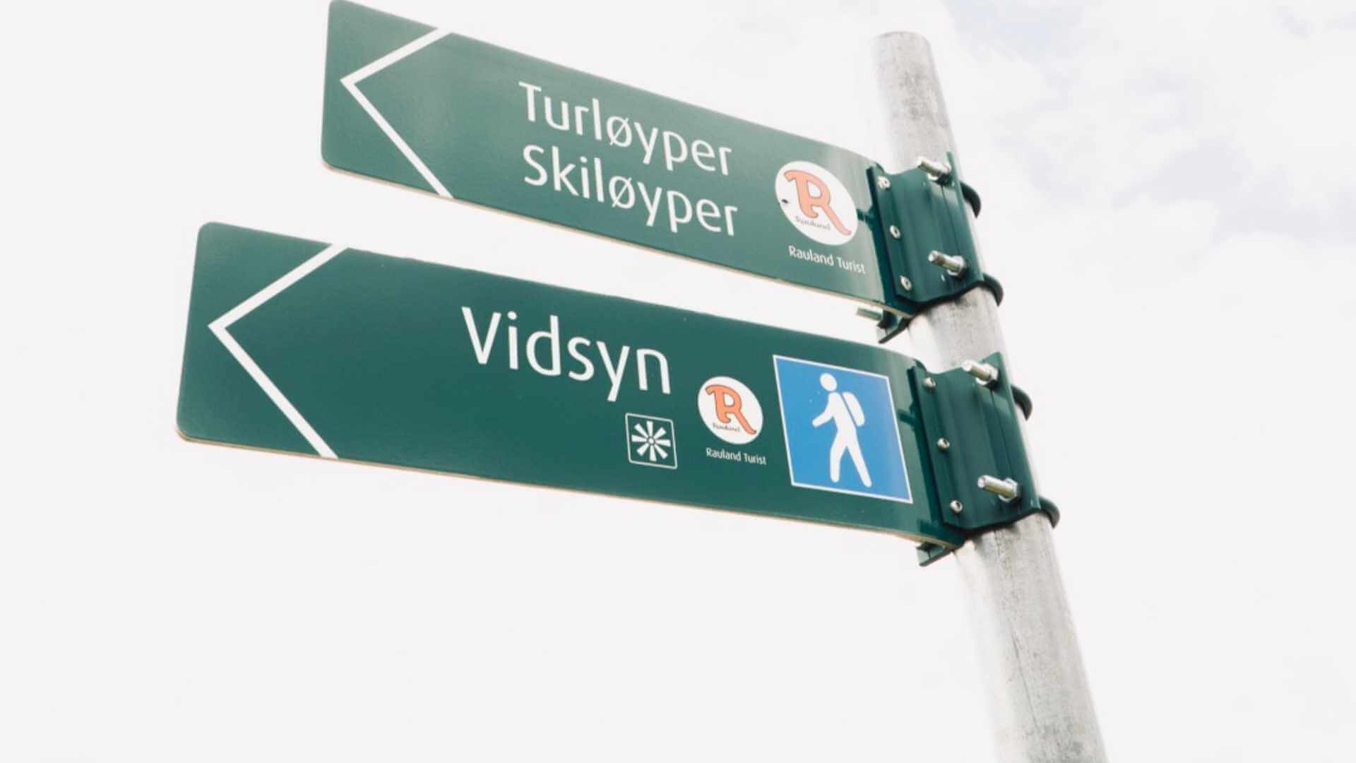 Skilt som viser retninger til turløyper, skiløyper og Vidsyn i Rauland, Norge.