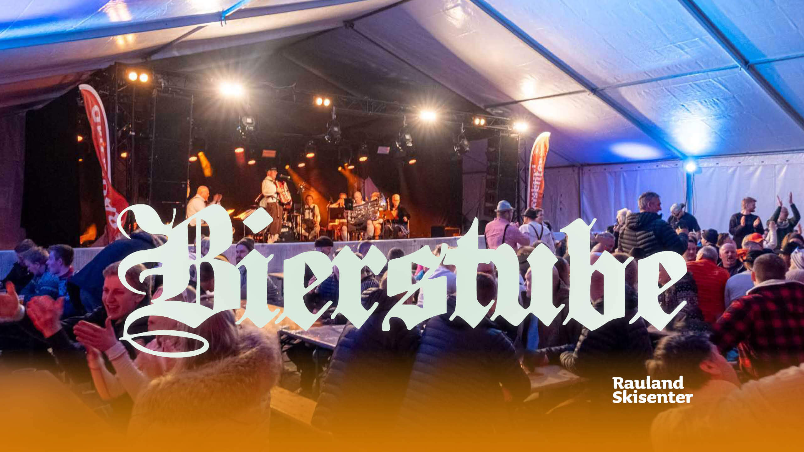 Feststemning på Bierstube, Rauland Skisenter. Folk koser seg med live musikk og god atmosfære i teltet.