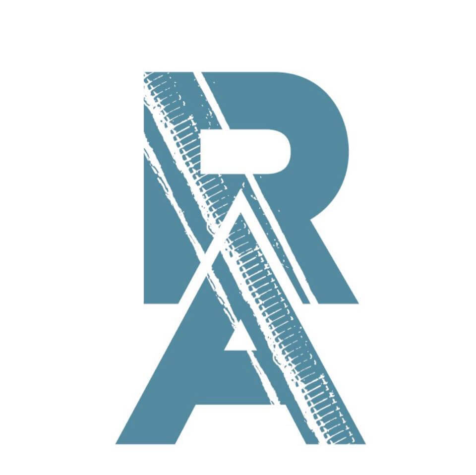 Logo med bokstavene RAA, designet med en moderne og stilisert stil, i blått med slitasjeeffekt.