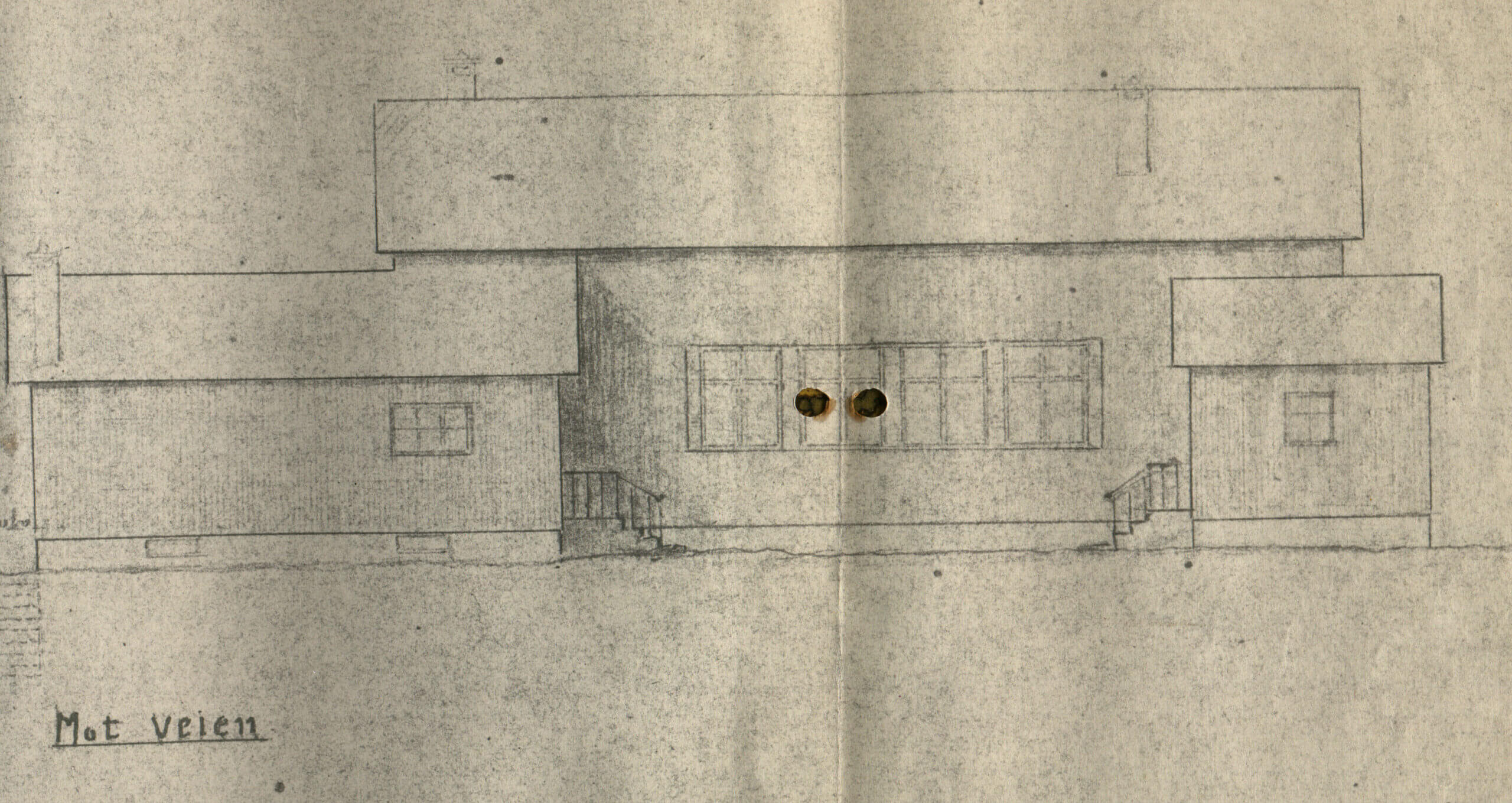 Skisse av husfasade med trapp, vinduer og skilt mot veien. Enkelt arkitektonisk tegning i svart-hvitt.