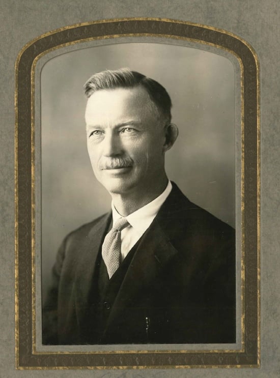 Svarthvitt portrett av eldre mann i dress, cirka tidlig 1900-tall.