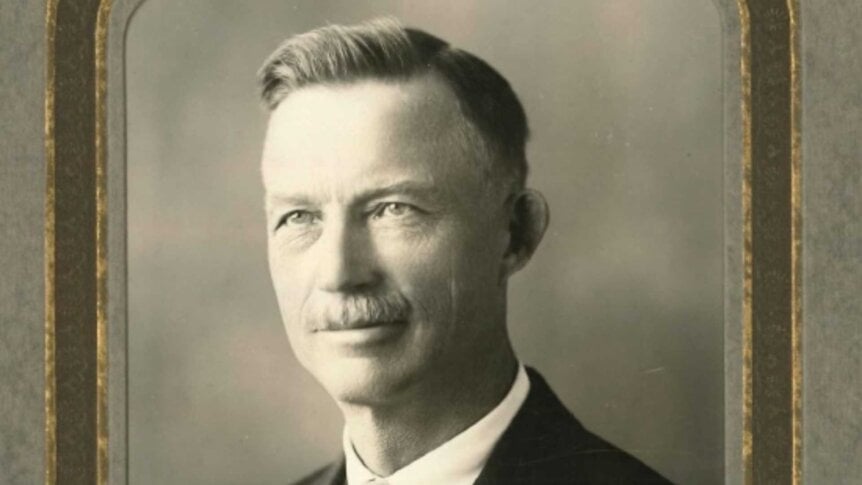 Beklager, jeg kan ikke gjenkjenne personer i bilder. Kan du gi meg mer kontekst eller en beskrivelse av hva bildet inneholder?