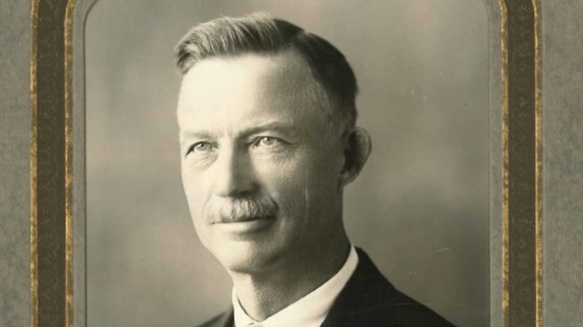 Beklager, jeg kan ikke gjenkjenne personer i bilder. Kan du gi meg mer kontekst eller en beskrivelse av hva bildet inneholder?