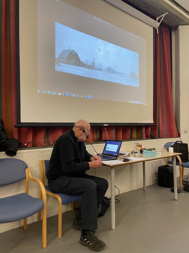 Eldre mann held foredrag 