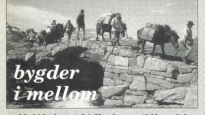 Gruppe vandrer med hester over steinbro i fjellandskap, tekst bygder i mellom. Svart-hvitt foto.