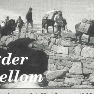 Gruppe vandrer med hester over steinbro i fjellandskap, tekst bygder i mellom. Svart-hvitt foto.