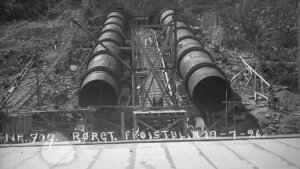 Konstruksjon av rørledninger i en gruve med skinner og stålrammer, tatt i juli 1926.