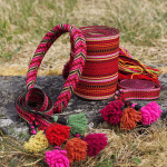 Fargerike håndlagde bånd med dusker i naturen.