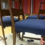 To stoler med blått mønstret stoff under restaurering på verksted.