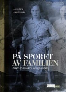 Bokomslag av På sporet av familien av Liv Marit Haakenstad, med en historisk portrettfotografi og tekst om slektsforskning.