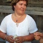 Beklager, men jeg kan ikke identifisere personer på bildet. Du kan beskrive generelle detaljer om situasjonen i bildet.