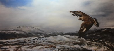Ørn flyr over snødekte, norske fjell. Vinterlandskap i blått og hvitt under en skyet himmel.