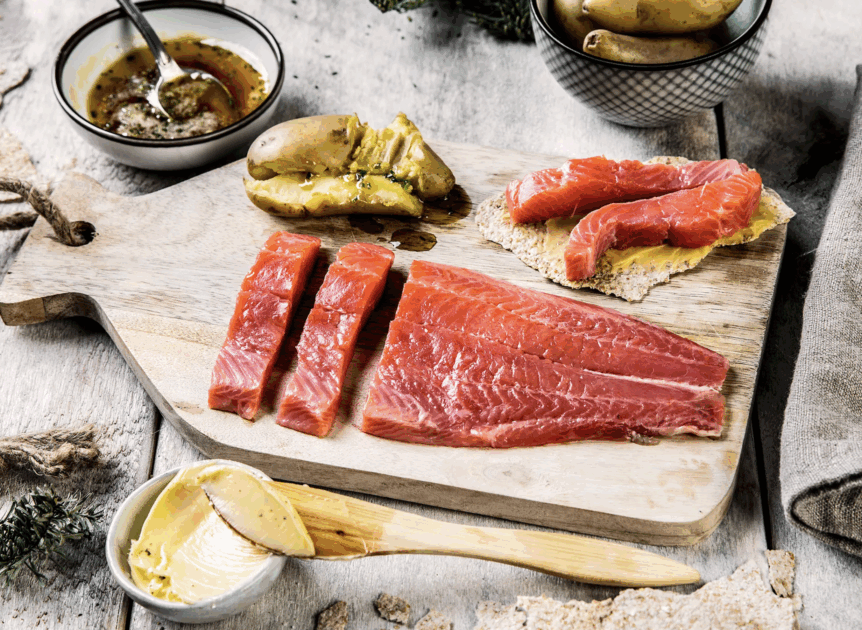 Røkt laks på fjøl med potet, flatbrød og herlig dip. Perfekt til forrett eller lunsj, norsk delikatesse.