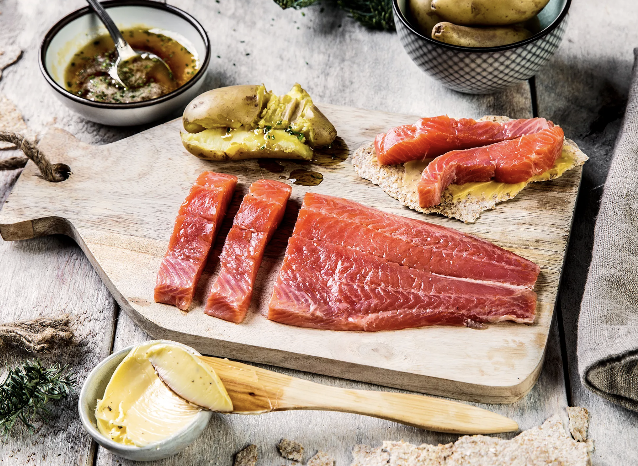Røkt laks på fjøl med potet, flatbrød og herlig dip. Perfekt til forrett eller lunsj, norsk delikatesse.