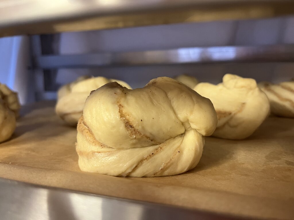 Nybakte kanelsnurrer ser deilige ut, klare til å nytes fra ovnen. Perfekt søtt bakverk til kaffen.