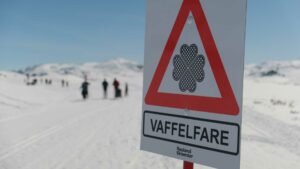 Skilt med advarsel om Vaffel fare på skianlegg i snødekt landskap, Rauland Skisenter.