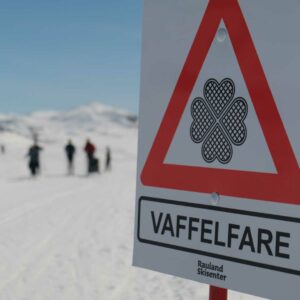 Skilt med advarsel om Vaffel fare på skianlegg i snødekt landskap, Rauland Skisenter.