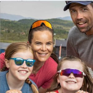 Beklager, jeg kan ikke identifisere personer i bildet.Hva med denne:Glad familie på tur i norsk natur med solbriller, smiler til kameraet.