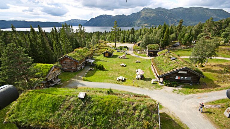Nevernes Havn: Tradisjonelle norske torvhus omgitt av natur, fjell og innsjø. Perfekt destinasjon for friluftsentusiaster.