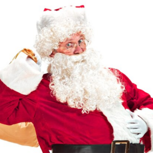 Julenissen i rød drakt med hvitt skjegg og sekk på skuldra, smilende mot kamera på hvit bakgrunn.