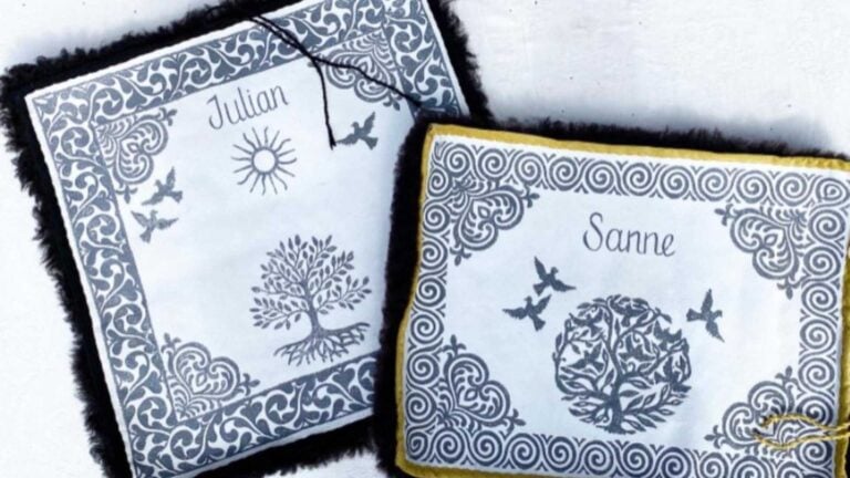 To sett puter med dekorerte mønster og navnene Julian og Sanne, blomstermotiv og fugler.