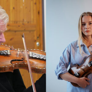 Eldre mann spiller hardingfele, mens ung kvinne holder hardingfele mot blå bakgrunn, tradisjonell folkemusikk.