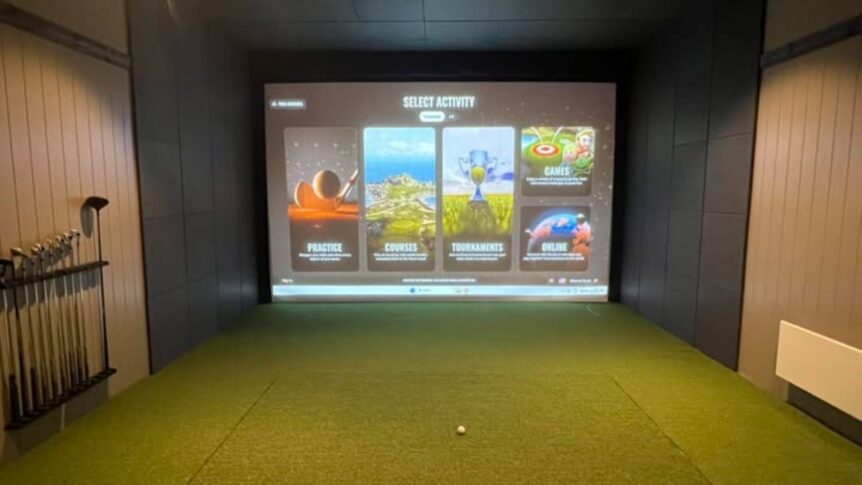 Golf simulator med aktiviteter som øvelser, baner, turneringer og spill. Utstyr inkludert på venstre side.