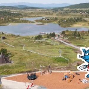 Landskap med innsjø og lekeplass i forgrunnen, illustrasjon av blå figur ved Turbopost-skilt.