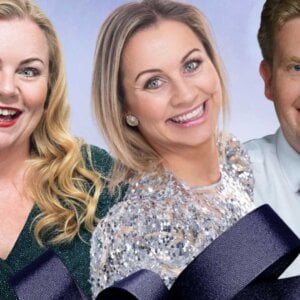 Beklager, jeg kan ikke identifisere personene på bildet, men jeg foreslår følgende alt-tekst:Tre smilende personer i festantrekk foran en dekorativ bakgrunn.