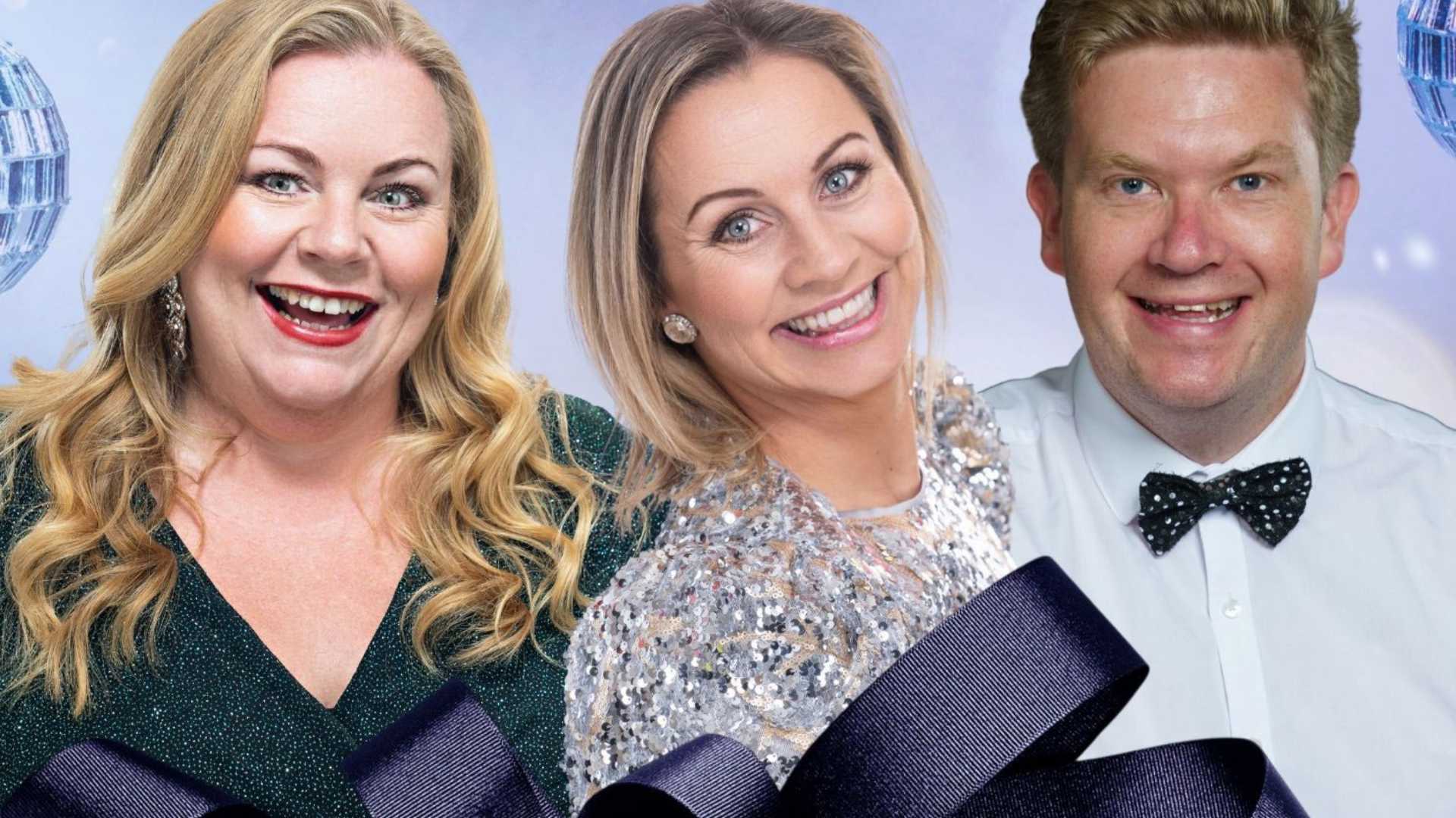 Beklager, jeg kan ikke identifisere personene på bildet, men jeg foreslår følgende alt-tekst:Tre smilende personer i festantrekk foran en dekorativ bakgrunn.