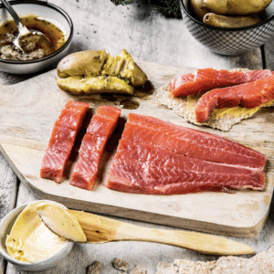 Røkt laks på fjøl med potet, flatbrød og herlig dip. Perfekt til forrett eller lunsj, norsk delikatesse.