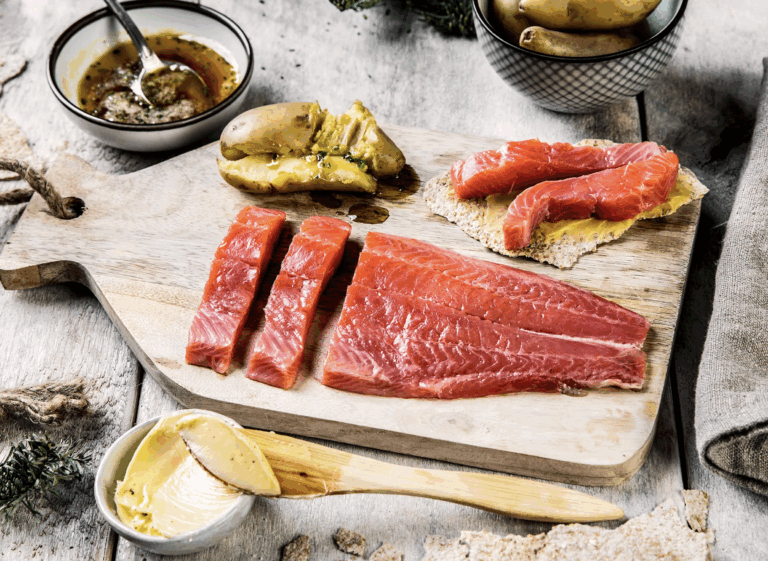 Røkt laks på fjøl med potet, flatbrød og herlig dip. Perfekt til forrett eller lunsj, norsk delikatesse.