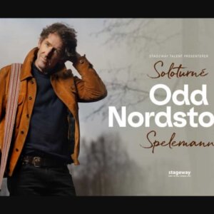 Musiker ved Odd Nordstoga soloturné, Spelmann, med gitar og brun jakke, presentert av Stageway Talent.