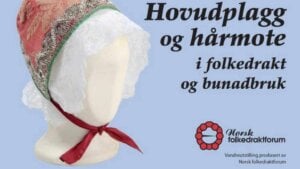 Hodeplagg med blonder og broderi fra en utstilling om folkedrakt og bunad av Norsk folkedraktforum.