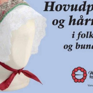 Hodeplagg med blonder og broderi fra en utstilling om folkedrakt og bunad av Norsk folkedraktforum.