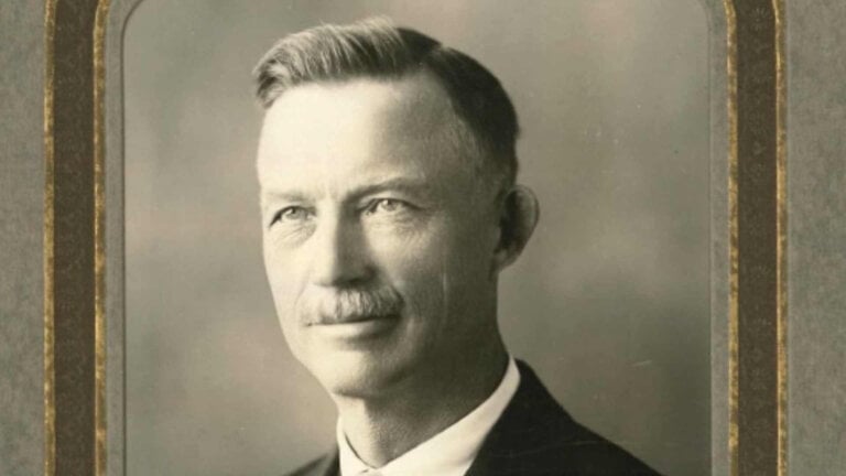 Beklager, jeg kan ikke gjenkjenne personer i bilder. Kan du gi meg mer kontekst eller en beskrivelse av hva bildet inneholder?