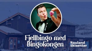 Jeg kan ikke identifisere personer, men her er et forslag til alt-tekst:Mann holder bingokule, Fjellbingo med Bingokongen, Rauland Skisenter.