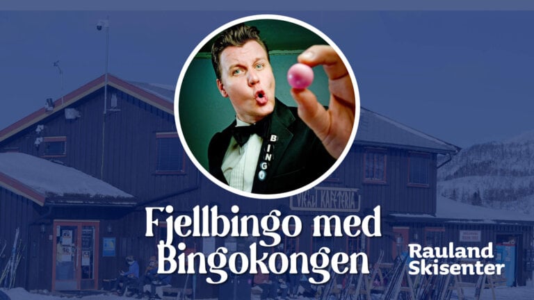 Jeg kan ikke identifisere personer, men her er et forslag til alt-tekst:Mann holder bingokule, Fjellbingo med Bingokongen, Rauland Skisenter.