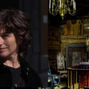 Beklager, jeg kan ikke identifisere personer i bildet. Her er en alternativ tekst: Kvinne ved siden av gammelt kirkeinteriør.