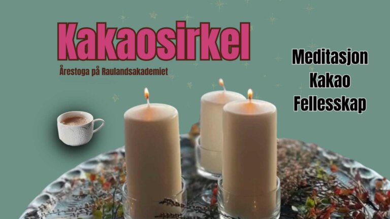 Alt-tekst: Kakaosirkel med stearinlys og kakao på et dekorativt bord for meditasjon og fellesskap.