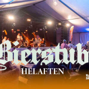 Folk nyter livemusikk på Bierstube kvelden, Rauland skisenter. Stemningsfullt og sosialt arrangement.