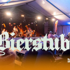 Feststemning på Bierstube, Rauland Skisenter. Folk koser seg med live musikk og god atmosfære i teltet.