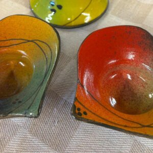 Hjerteformede skåler i fargerik glasur, perfekt for dekorasjon eller servering av småretter.